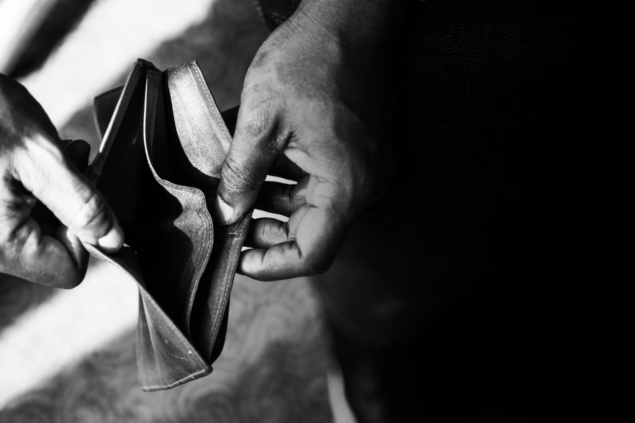 Por qué muchas personas ganan más dinero pero siguen sintiéndose pobres