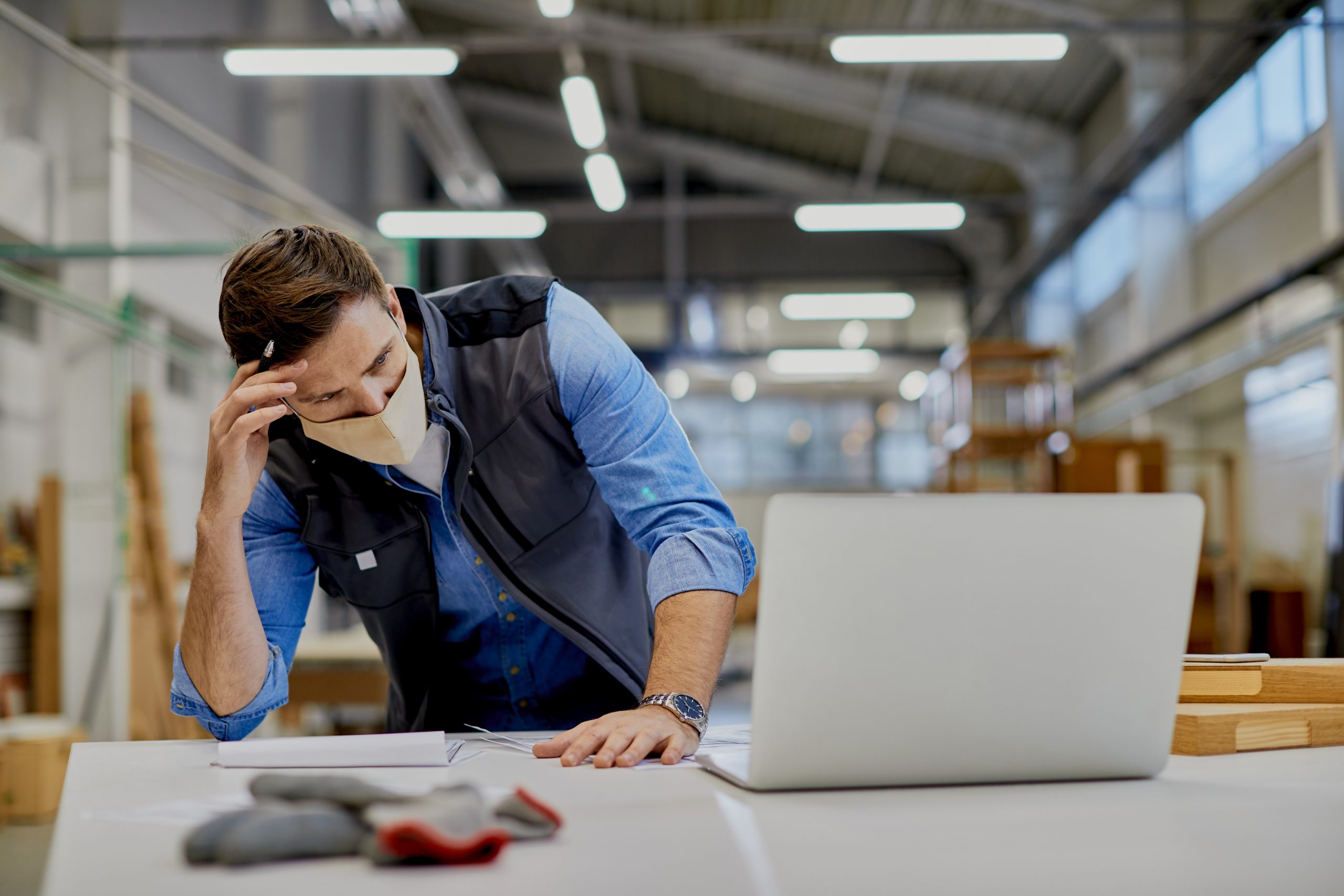 La generación que trabaja pero siente que nunca avanzará económicamente